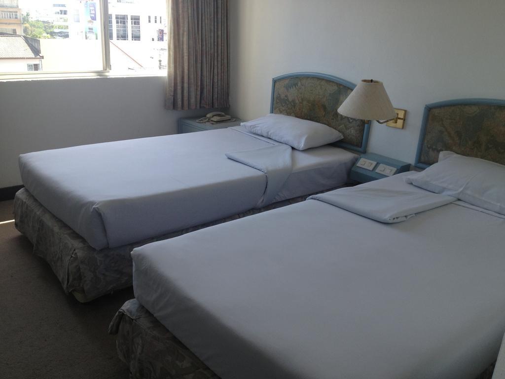 Sinthavee Hotel Phuket Екстериор снимка