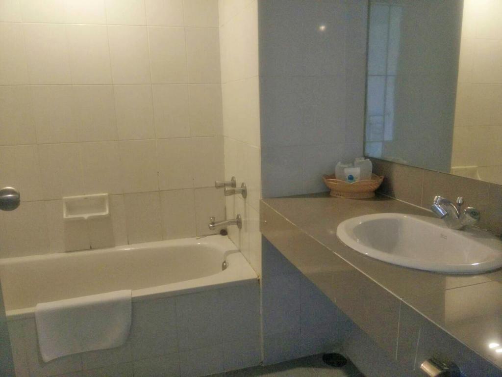 Sinthavee Hotel Phuket Екстериор снимка